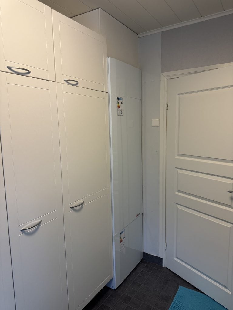 Poistoilmapumppu asennettuna vie vähän tilaa.