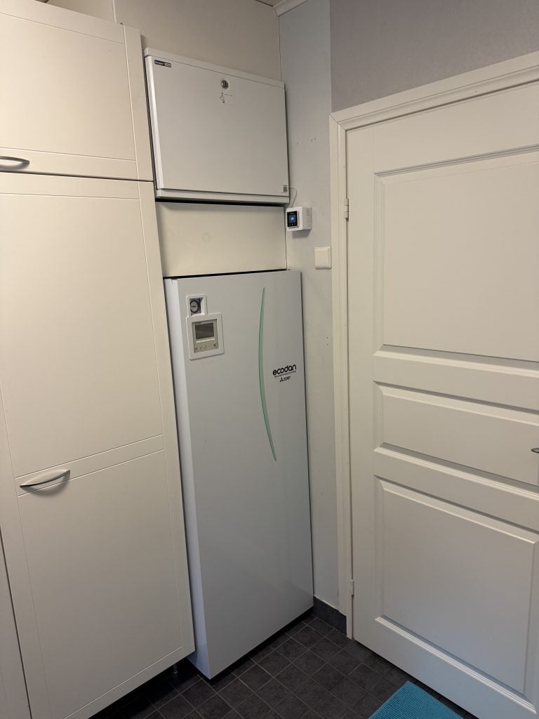 Poistoilmalämpöpumpun vaihtaminen kannattaa - pumppu asennettuna.