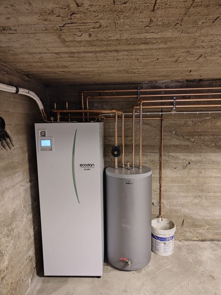 Ilma-vesilämpöpumppu asennettuna.