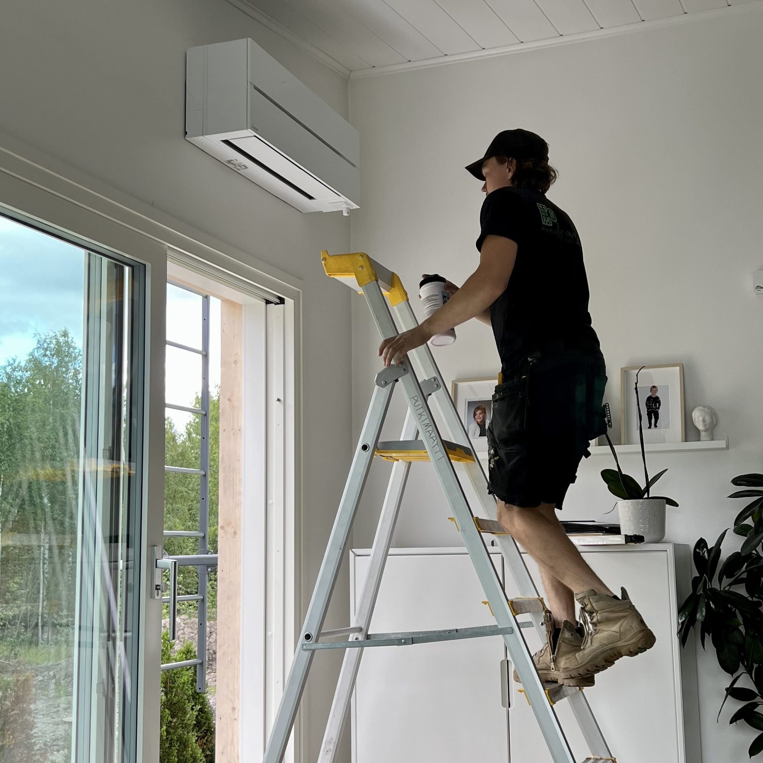 Ilmalämpöpumpun vuosihuolto omakotitaloon.