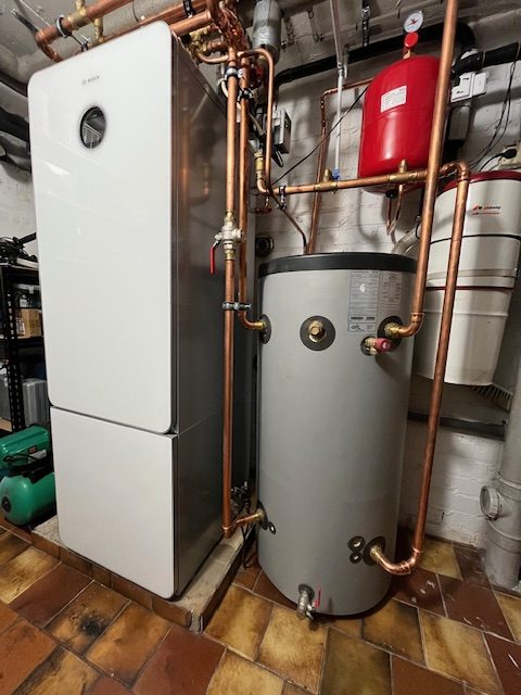 Maalämpöpumppu asennettuna.